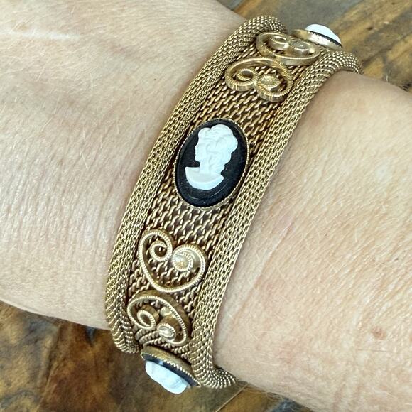Vintage Black CAMEO Mesh BRACELET - 7" Gold Tone Mesh w/Scrolls - 1960s-70s - Picture 1 of 5